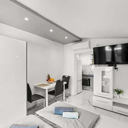 App Sandro With Common Pool Pensjonat