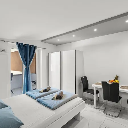 Pensjonat App Sandro With Common Pool Poreč