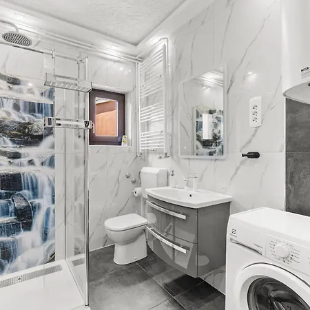 App Sandro With Common Pool Pensjonat Poreč