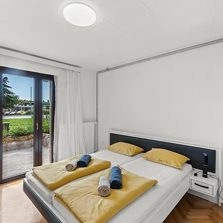 App Sandro With Common Pool