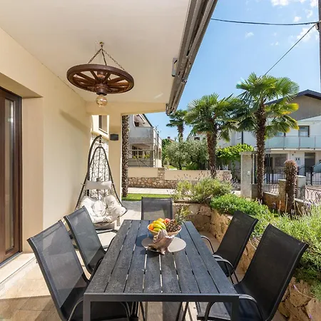 App Sandro With Common Pool Pensjonat 4*