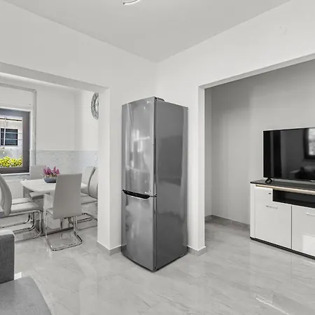 App Sandro With Common Pool Pensjonat