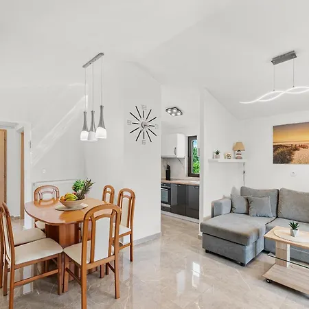 بيت ضيافة App Sandro With Common Pool 4*