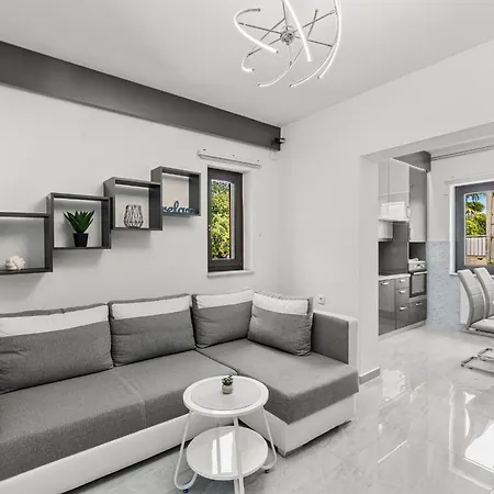 بيت ضيافة App Sandro With Common Pool