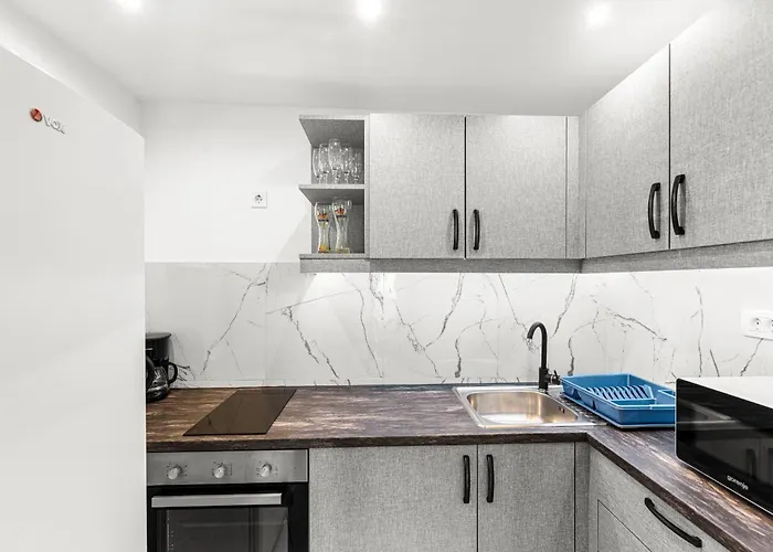 App Sandro With Common Pool Gostinjska kuća