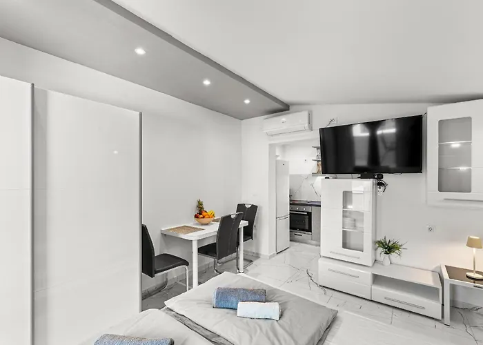 App Sandro With Common Pool Gostinjska kuća