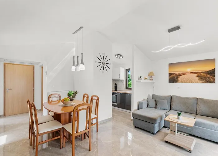 Gostinjska kuća App Sandro With Common Pool 4*