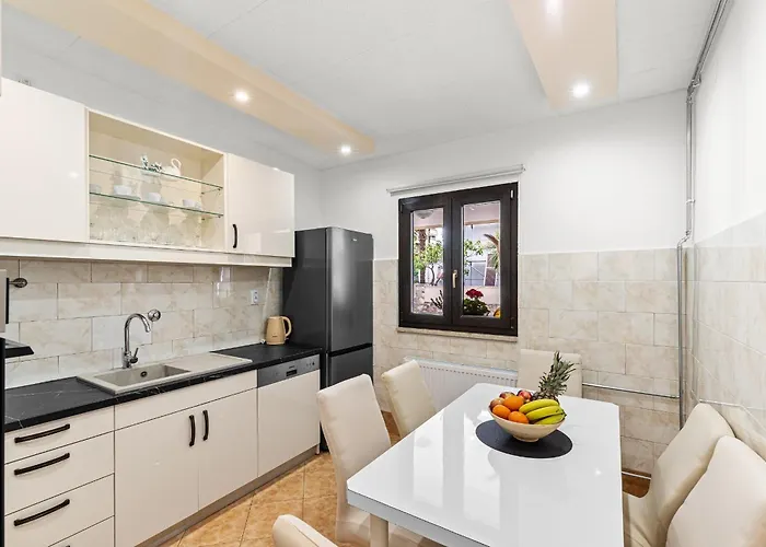 Gostinjska kuća App Sandro With Common Pool 4*