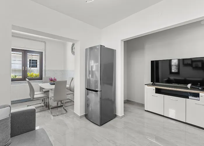 App Sandro With Common Pool Gostinjska kuća